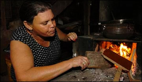 Maria José Veloso, moradora do Aglomerado Santa Lúcia, Zona Sul de em Belo Horizonte, usa diariamente o fogão a lenha para economizar gás de cozinha