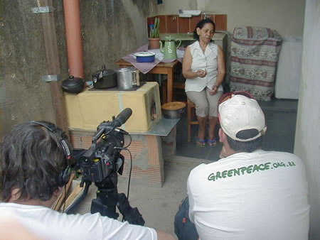 A equipe de reportagem do Greenpeace documentou o testemunho de dona Cecília, uma usuária do Ecofogão modelo Campestre. Segundo ela, com seu novo Ecofogão, a duração do seu botijão de gás passou de 1 para 5 meses.