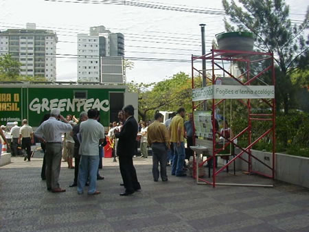A equipe do Ecofogão montou um stand para demonstrar o seu uso.
