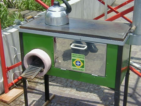 O modelo utilizado foi o Ecoforno que mostrou as suas três aplicações térmicas: cocção na chapa, assados no forno e água quente na serpentina.