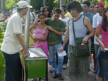 Voluntários do Greenpeace realizaram demonstrações do Ecofogão durante a exposição.
