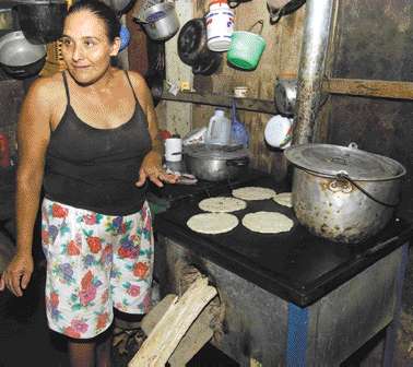 Usuária típica de um Ecofogão na Nicarágua, para negócios domésticos de venda de comida (tortilhas e feijão)